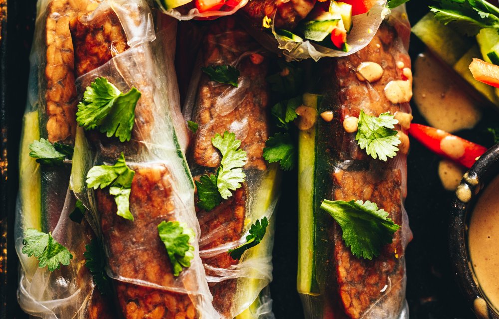 Vietnamese spring rolls met tempeh en pindasaus