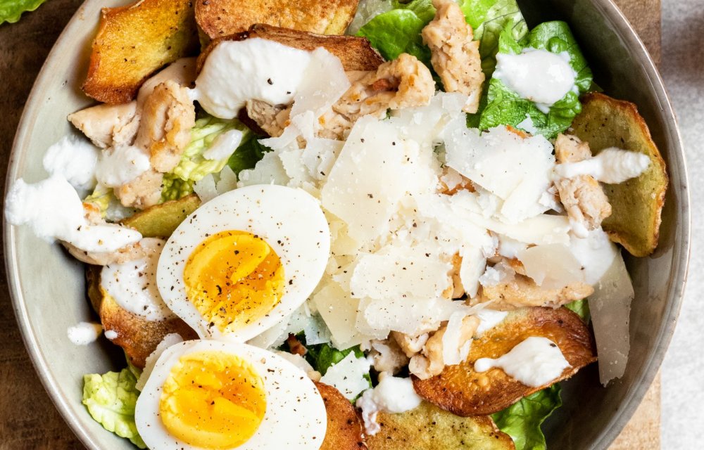 Gezonde vegetarische Caesar salad bowl met 6 ingredienten